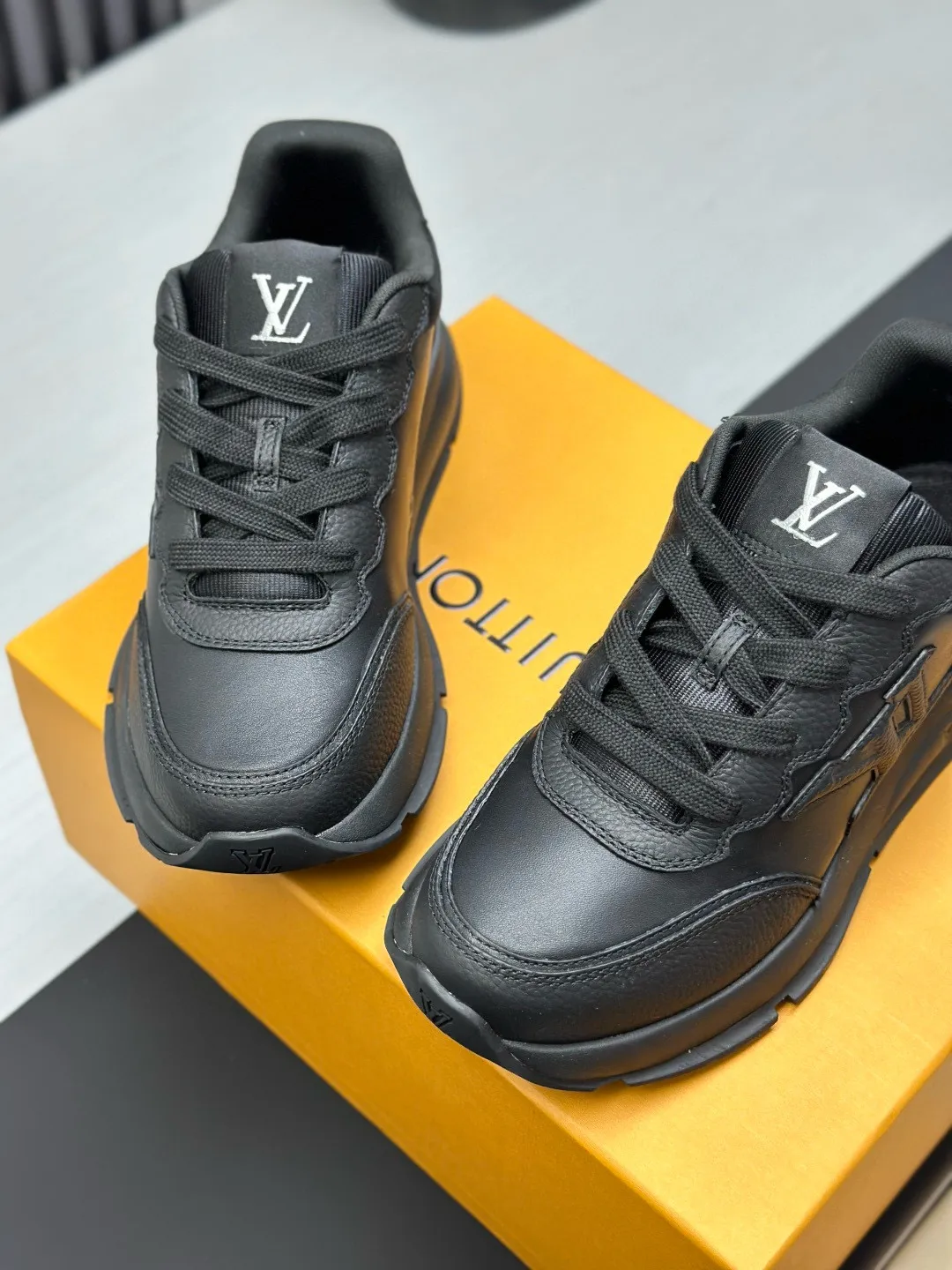Factory price: 640💰Top version LV-Louis Vuitton-classic catwalk new style original 1:1 developed replica! ! The upper foot is very comfortable. It is made of luxurious materials and fine workmanship. The midsole is printed with English letters "Made in Europe". The upper is made of calfskin imported from Italy. The side is decorated with the brand's LOGO and signature. The latest latex foot pads and mesh lining make the foot feel super comfortable. The original two-color TPU combination outsole is specially provided by the original factory. Bag technology Goodyear stitched edges Fabric: Exclusive custom first-layer cowhide Accessories: Exclusive private model Vuitton logo, lining: Customized silk mesh lining - first-layer silk cowhide lining Outsole: TPU combination outsole wear-resistant, non-slip and anti-yellowing Foot pads: new latex pads-mesh sweat-absorbent Counter technology: fully computerized sewing machine wire drawing Toe box back cover Hot and cold shaping Full set of pull-top last with medium and low logo pattern Counter packaging - Shoelaces, certificates, cards, instructions, certificates, dust bags, the most complete packaging on the Internet, men's size: 38-46 (38/46 customized, non-refundable!)